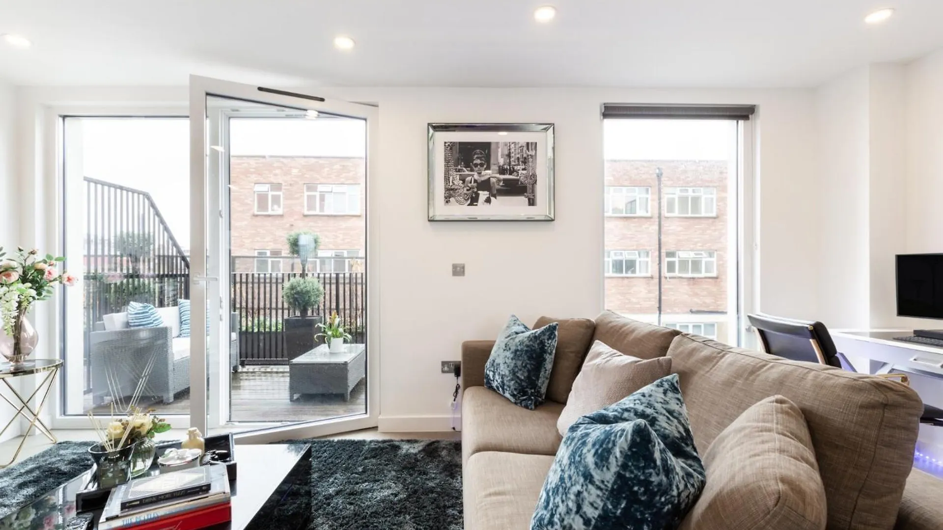 Premier 3 Bed Apartment - Covent Garden 런던